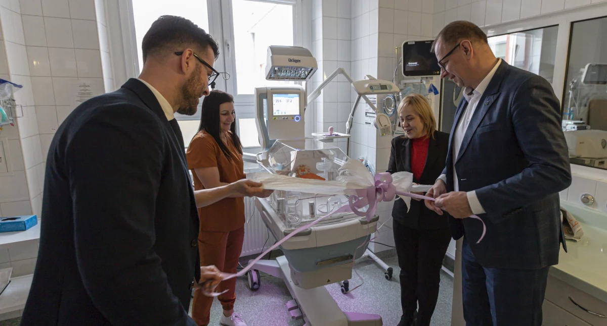 Oddział Neonatologiczny z Pododdziałem Patologii Noworodka przemyskiego szpitala wzbogacił się o nowoczesny inkubator hybrydowy, zapewniający maluchom bezpieczne i kojące środowisko. To efekt wsparcia miasta./ FOT. UM Przemyśl
