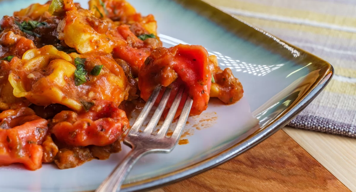 Przepisy kulinarne, Tortellini sosie pomidorowym szpinakiem wszystko jednej patelni - zdjęcie, fotografia