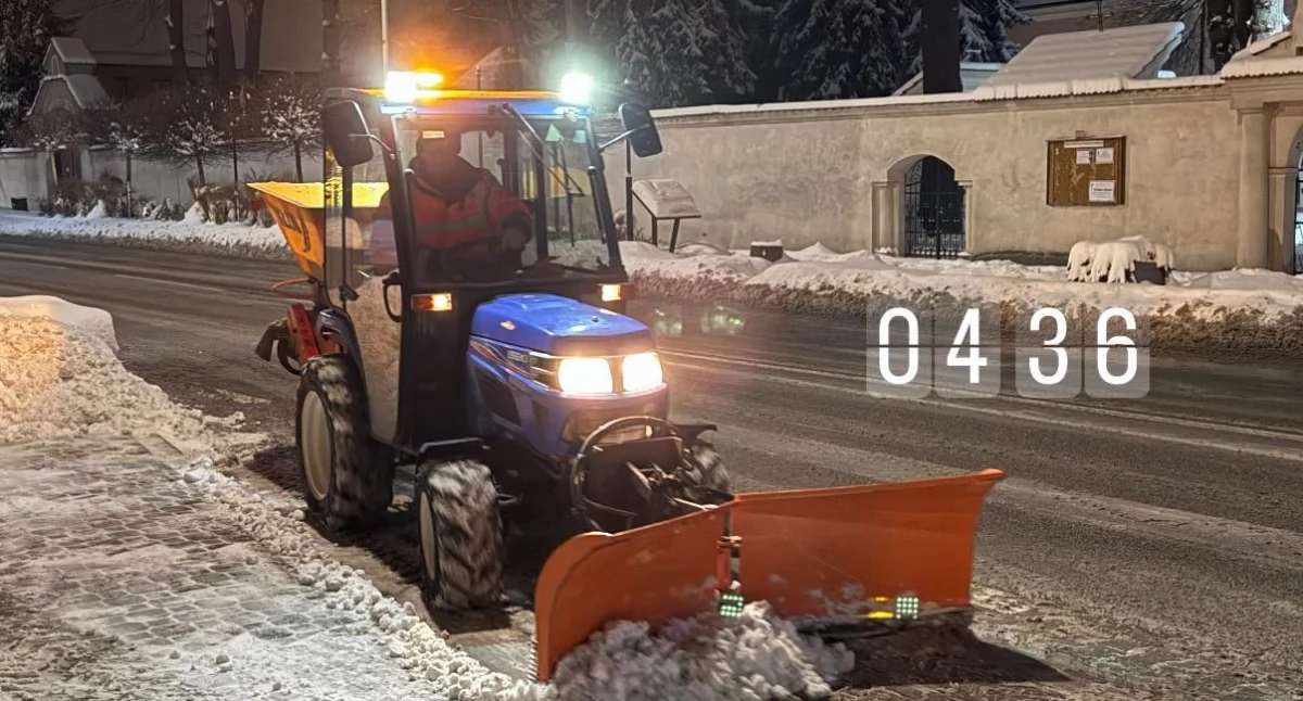Intensywne prace związane z odśnieżaniem wystartowały już o g. 4 rano. / FOT. UM Jarosław
