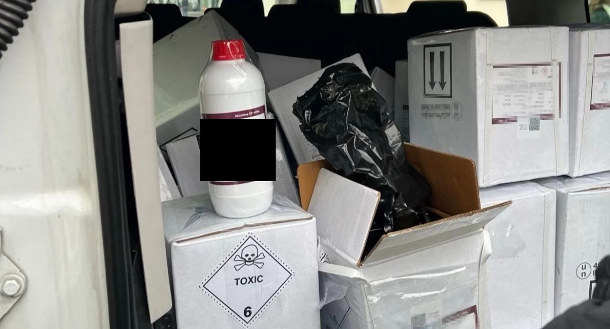 W bagażniku taksówki wykryto 320 litrów płynu opatrzonego etykietami sugerującymi dużą zawartość nikotyny w produkcie./ FOT. BiOSG