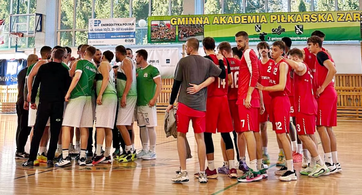 W pierwszym meczu obu zespołów w hali sportowej GOSiR w Zarzeczu górą byli akademicy, pokonując Wisłę 93:85. Fot. AZS PANS Jarosław