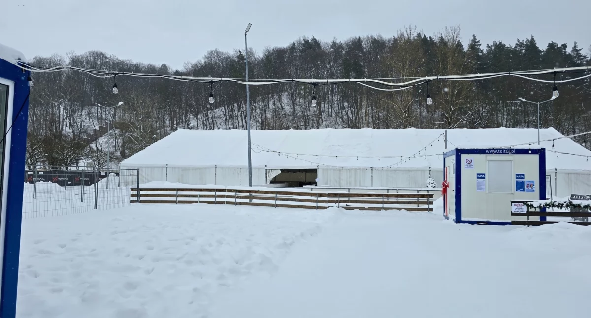 Miłośnicy szaleństw na lodowej tafli zmuszeni są więc wykazać się cierpliwością i wyrozumiałością i czekać na lepsze warunki atmosferyczne./ FOT. FB POSiR