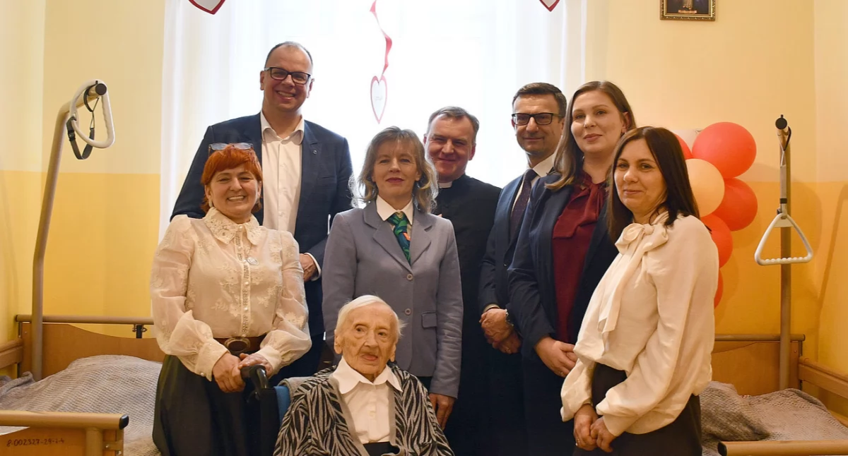 100. urodziny pensjonariuszki DPS pani Mieczysławy Lisowskiej upłynęły w serdecznej atmosferze, nie zabrakło też na nich oczywiście płynących z serca życzeń, urodzinowego tortu i zacnych gości./ FOT. UM w Przemyślu