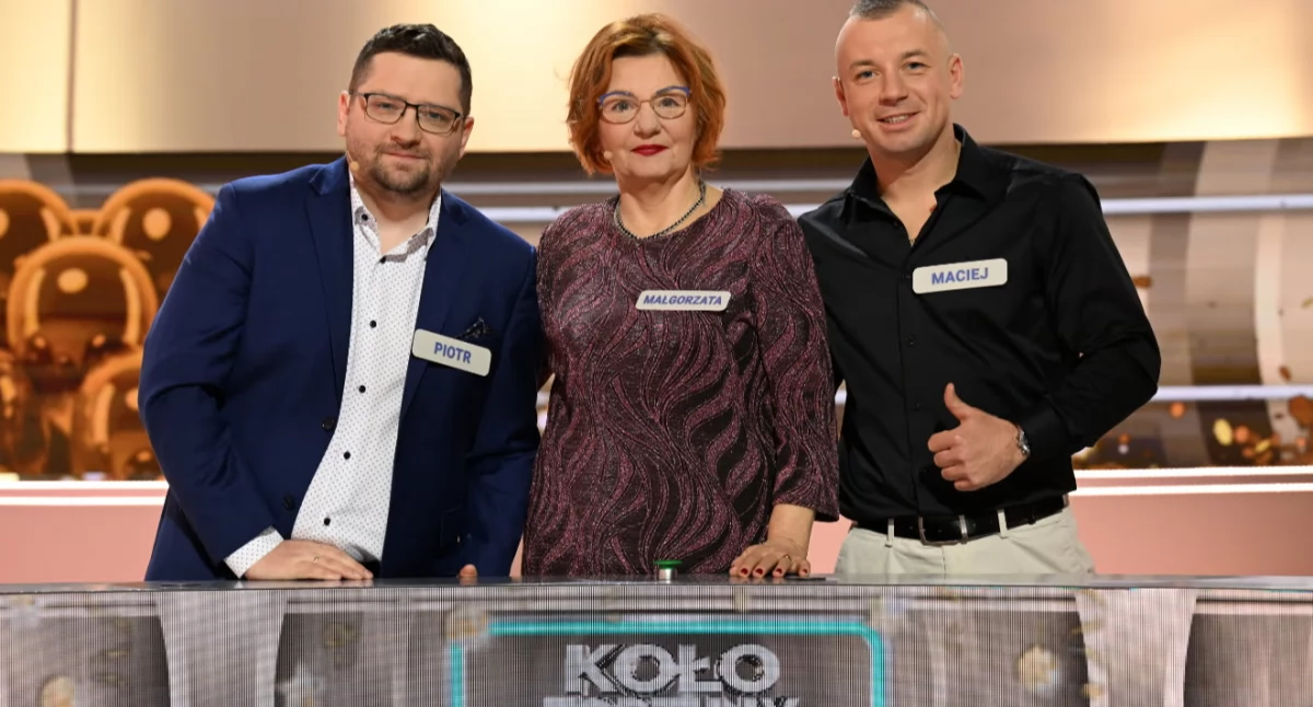 Mieszkaniec Ujkowic Maciej Sanocki ze współuczestnikami charytatywnego odcinka specjalnego „Koła Fortuny”./ FOT. ZW