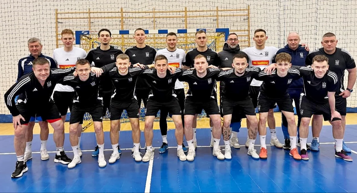 Przez kilka dni, od 11 do 15 stycznia br., futsalowa reprezentacja Ukrainy przygotowywała się do nadchodzących mistrzostw Europy w Przemyślu i Arłamowie. Wśród powołanych na czempionat Starego Kontynentu jest trzech zawodników Texom Eurobusu Przemyśl: Danił Abakszyn (czwarty z lewej w górnym rzędzie), Nazar Szwed (trzeci z lewej w dolnym rzędzie) i Artem Fareniuk (czwarty z lewej w dolnym rzędzie). Fot. www.facebook/ukrainefutsal