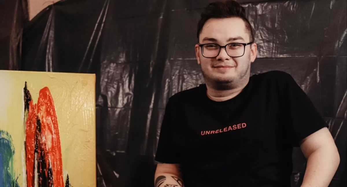 Damian Leszczyński to artysta zajmujący się malarstwem abstrakcyjnym, w którym dominuje spontaniczna ekspresja, intensywna kolorystyka i emocjonalna improwizacja. Jego prace znajdują się w licznych prywatnych kolekcjach w Polsce i za granicą, a artysta ma na swoim koncie wiele wystaw indywidualnych. Projekt „Przemyśl sztukę” zmienia miejskie wnętrza w punkty wystawowe i pokazuje, że kultura nie musi być zamknięta – może być bliska, dostępna i obecna na co dzień./Fot. archiwum D.Leszczyńskiego