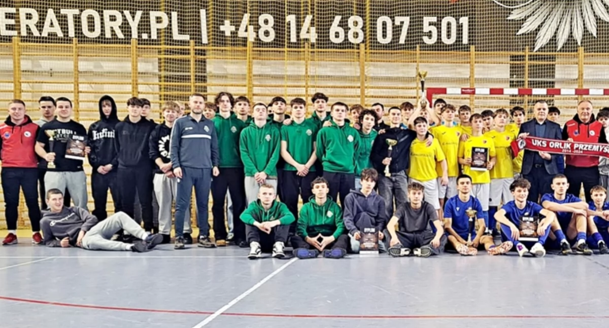 Przemyślanie (grupa zawodników z lewej) awansowali do finału MP U-17. Gratulujemy! Fot. zbiory własne