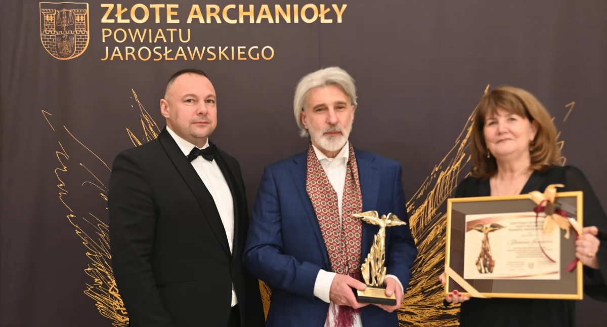 Starosta jarosławski Kamil Dziukiewicz (z lewej), przewodnicząca Rady Powiatu Jarosławskiego (zarazem przewodnicząca kapituły) Grażyna Strzelec z jednym z laureatów Dariuszem Jasiewiczem, który jest autorem statuetek „Złotego Archanioła Powiatu Jarosławskiego”. Fot. Starostwo Powiatowe w Jarosławiu