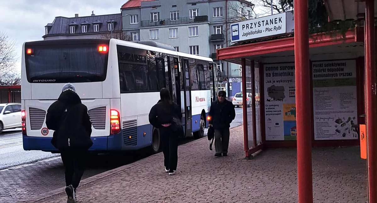 Pomysłem miasta na rozwój transportu publicznego miałoby być wprowadzenie wspólnego biletu „Autobus – Autobus”, łączącego komunikację miejską z przewozami komercyjnymi. Dopiero po uzyskaniu stabilnych rozwiązań w zakresie integracji autobusowej samorząd będzie rozważał możliwość wprowadzenia wspólnego biletu na pociągi Polregio i autobusy MZK./ FOT. U. Gielo