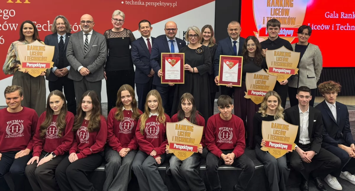 Technikum nr 2 im. Stefana Banacha w Jarosławiu zajęło w tegorocznym zestawieniu wojewódzkim 1. miejsce! To szkoła słynąca z nowatorskich projektów realizowanych przez uczniów. Wyróżnienie podczas gali w Warszawie odebrali: dyrektor placówki Adam Tomaszewski, Jadwiga Bereza oraz uczniowie: Polina Horodovikova, Jakub Mazurkiewicz, Jakub Pyszniak, Klaudia Sopyła i Paweł Szymański./ FOT. ZSTiO