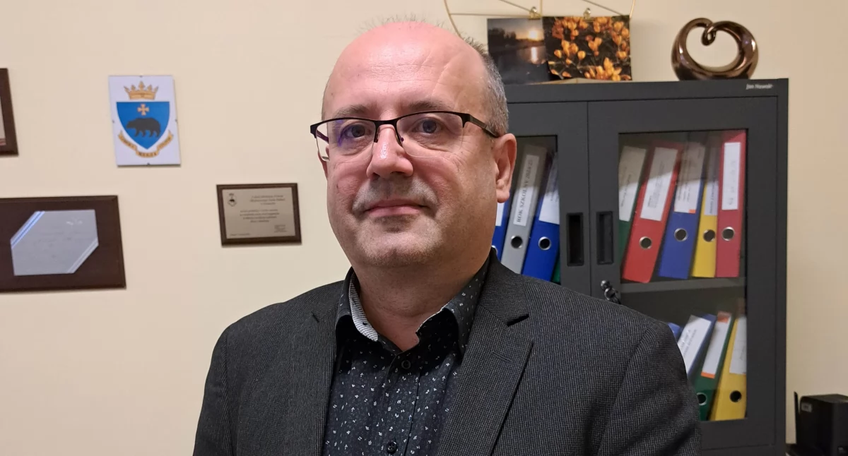 Dyrektor MDK w Przemyślu Stanisław Karszyń zaprasza do wspólnego świętowania 75-lecia placówki. – Dołączcie do jubileuszowych wydarzeń, stwórzcie z nami monografię poświęconą historii MDK, dzieląc się osobistymi wspomnieniami – zachęca, prezentując pamiątkową monetę – 1 Talent MDK – wybitą w limitowanym nakładzie z okazji obchodów./ FOT. U. Gielo