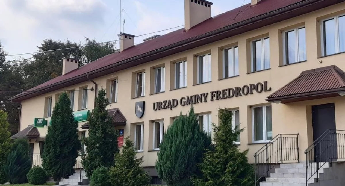 Do istniejącego budynku urzędu gminy zostanie dobudowany nowy, który pomieści  salą narad wraz z pomieszczeniami biurowymi dla pracowników. / FOT. UG Fredropol