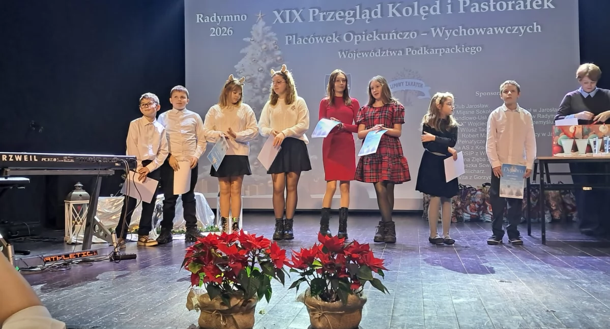 Na scenie MOK zaprezentowało się łącznie 26 wykonawców z trzynastu placówek opiekuńczo-wychowawczych z województwa./ FOT. UG Radymno