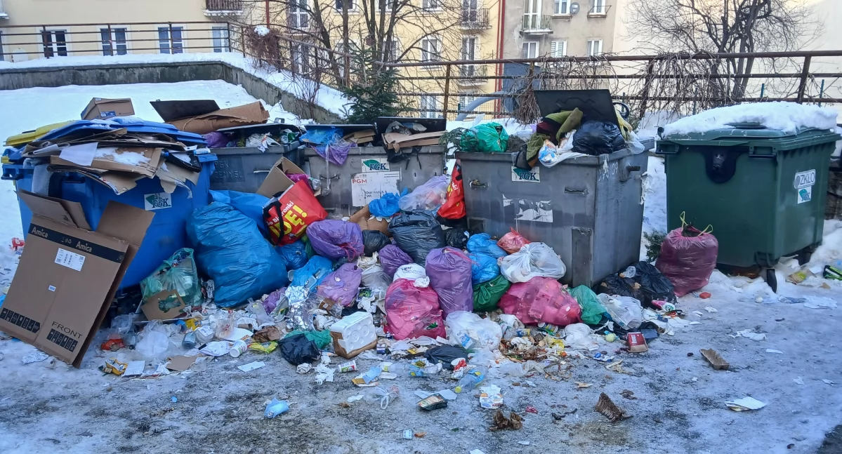 Sytuacja nagromadzenia worków z odpadami sprawiła, że w rejonie ulic Władycze/ Osińskich można było obserwować dość ponury krajobraz, co raczej jest subtelnym określeniem stanu rzeczy, jaki można było tam zastać. Zalegające śmieci zostały już usunięte. / FOT. ZW