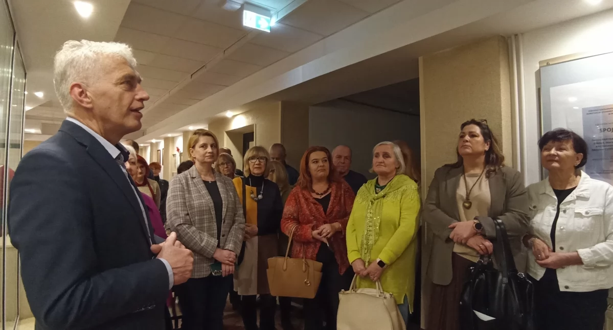 W okresie przedświątecznym członkowie Robot niczego Stowarzyszenia Twórców Kultury w Przemyślu spotkali się na otwarciu wystawy „Spojrzenia