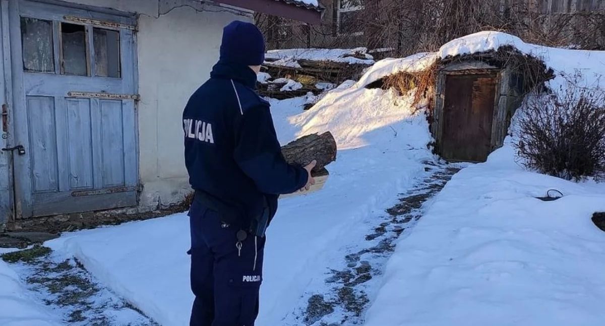 Policjanci pomogli mężczyźnie w zabezpieczeniu podstawowych potrzeb – przynieśli drewno opałowe do domu, by mógł ogrzać dom. Kupili też w sklepie podstawowe artykuły spożywcze, by przetrwał najtrudniejszy czas./ FOT. KPP Jarosław