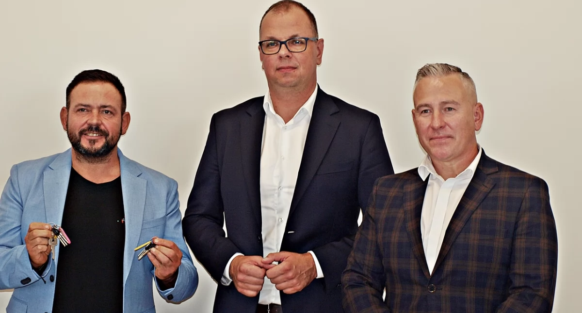 W samo południe, 29 września 2024 r., prezydent miasta W. Bakun wręczył klucze do lokalu przy ul. Sportowej 12 prezesowi katowickiej Fundacji „Wolne Miejsce” Mikołajowi Rykowskiemu. To właśnie oni mieli być tzw. operatorem sklepu. Fot. Mariusz Godos
