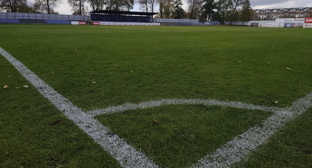 Stadion piłkarski Jarosławskiego Klubu Sportowego przy ulicy Bandurskiego to historia jarosławskiego futbolu. Ale obecnie nie spełnia wymogów pozwalających na rozgrywanie meczów na poziomie na przykład drugiej ligi piłki nożnej. Fot. Dominik Budzowski