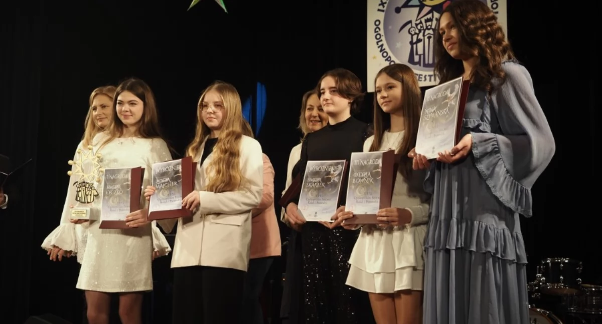Jury konkursu nie miało łatwego wyboru. Wśród wykonawców biorących udział w XXXI Ogólnopolskim Festiwalu Kolęd i Pastorałek w Jarosławiu znaleźli się naprawdę wyjątkowi wokaliści./Fot. JOKIS/JerzyG