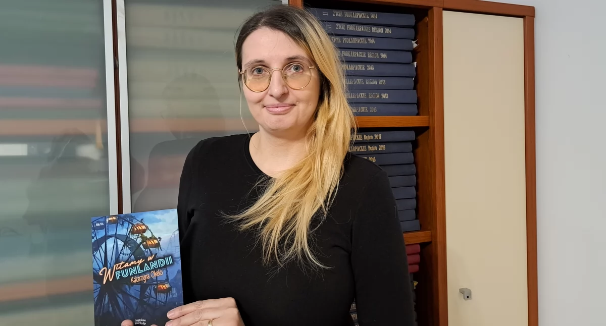 Przemyślanka Katarzyna Okelo i jej literackie dziecko – powieść „Witamy w Funlandii”. Książka zbiera już w sieci pierwsze pozytywne recenzje. Można ją kupić poprzez Instytut Wydawniczy „Lepsze Światy” lub na platformie Legimi. Autorka pracuje też nad wprowadzeniem jej na rynek księgarski./ FOT. U. Gielo