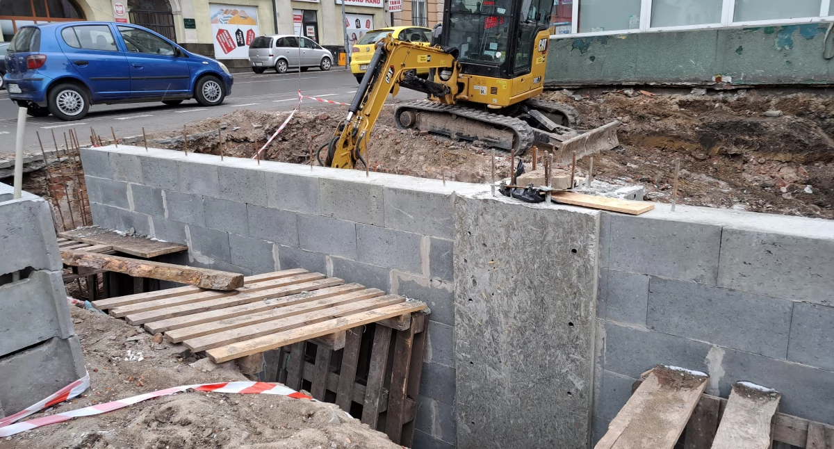 Prace budowlane przy skrzyżowaniu Mickiewicza i Placu Legionów, stanowiące ingerencję w zabytkową substancję miasta, prowadzone były bez koniecznej w takim przypadku zgody konserwatora zabytków. 19 stycznia zostały wstrzymane./ FOT. U. Gielo