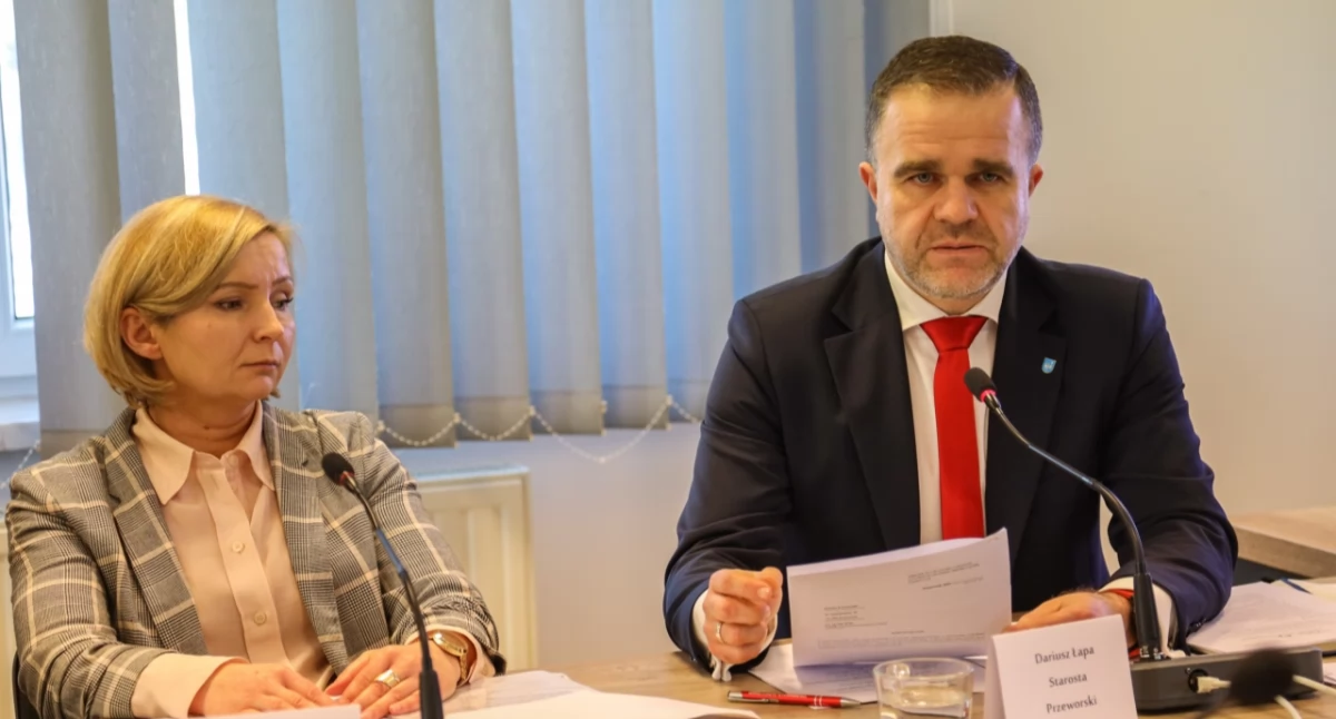 Z relacji starosty przeworskiego D. Łapy wynika, że pieniędzy w identycznej wysokości co powiat, stanowiących formę wsparcia dla remontu chodnika wzdłuż dworca PKS, szukać będzie w swoim tegorocznym budżecie także miasto Przeworsk, które w roku ubiegłym chciało się dołożyć do zadania. 60 tys. zł ma natomiast znaleźć po swojej stronie PKS Jarosław./ FOT. Starostwo Powiatowe w Jarosławiu