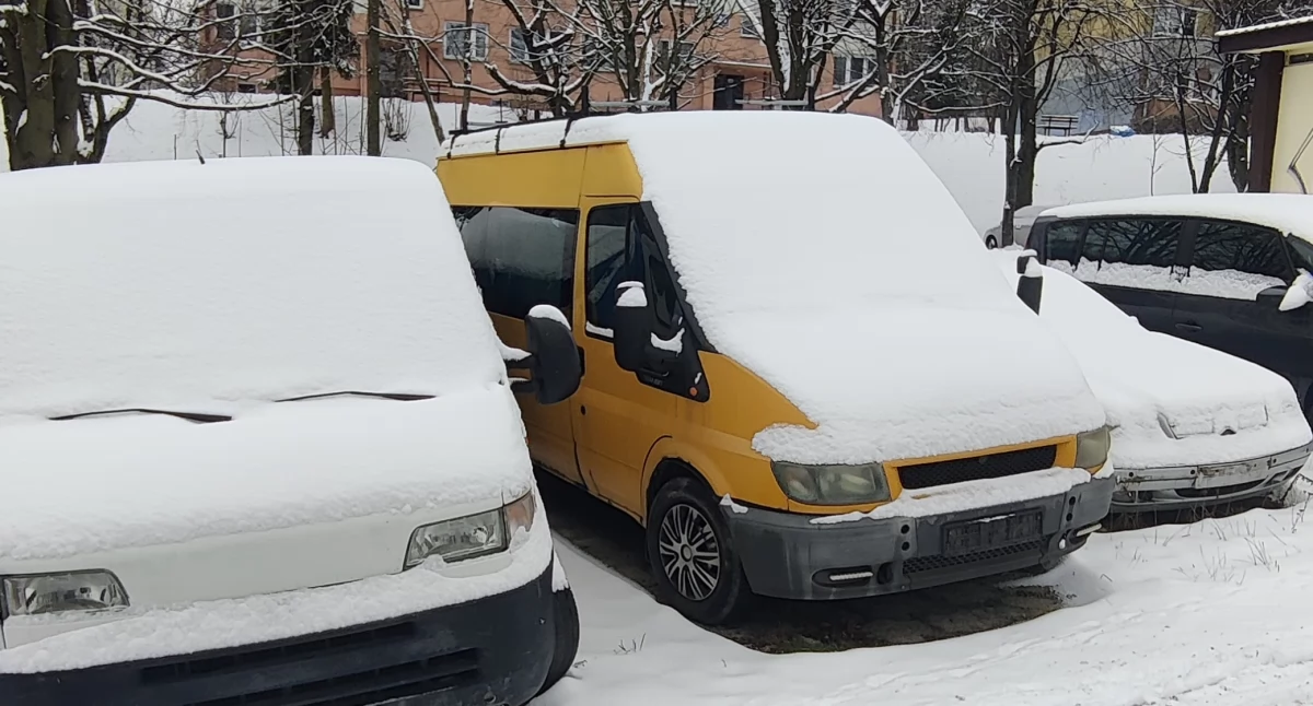 Na Opalińskiego problem zajmujących przestrzeń parkingową wraków urósł do tego stopnia, że mieszkańcom puściły nerwy. Tu walka o miejsca trwa każdego dnia. Tymczasem łącznie naliczyć można aż 13 takich porzuconych aut. Wszystkie stoją na parkingu przy garażach./ FOT. ZW