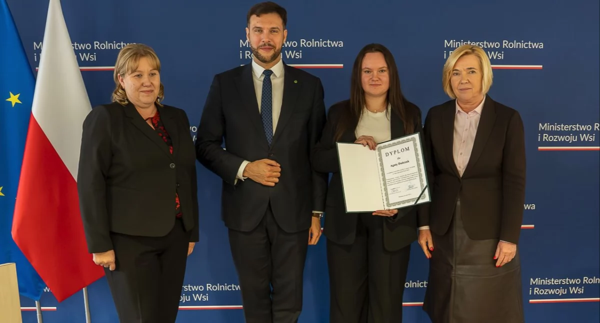 Uroczystość wręczania dyplomów i nagród dla najlepszych uczniów szkół rolniczych odbyła się w siedzibie MRiRW. Na zdjęciu reprezentacja Zespołu Szkół Centrum Kształcenia Rolniczego w Radymnie, na czele z dyrektor placówki Małgorzatą Czyż (pierwsza z lewej)./ FOT. MRiRW