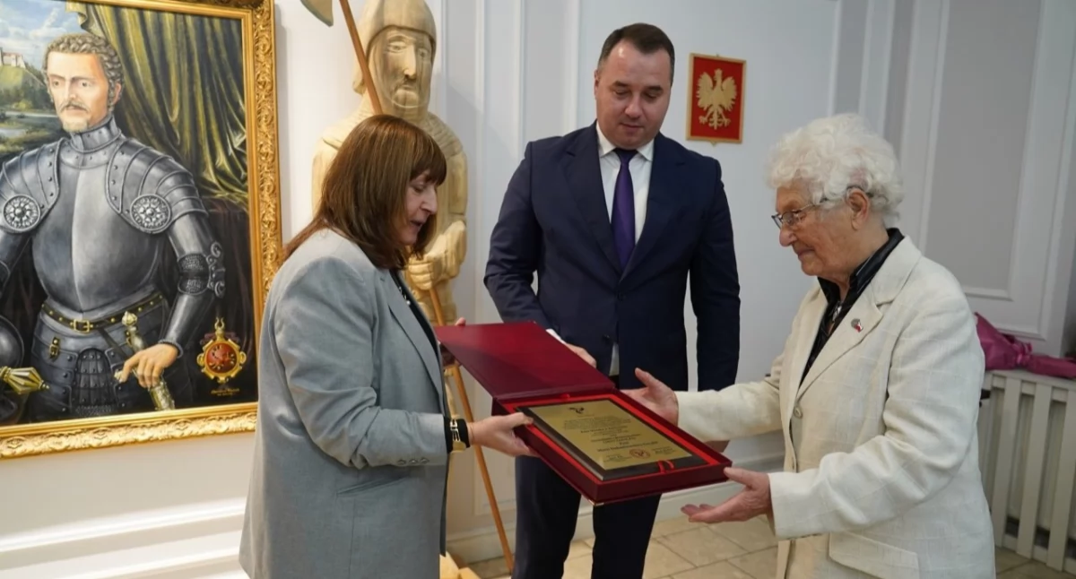 Grono honorowych obywateli gminy Zakliczyn powiększyło się niedawno o dwie kolejne osoby zasłużone dla tego podtarnowskiego miasteczka. Jedną z nich jest Maria Dubaniowska-Guzdek – współtwórczyni przemyskiego Stowarzyszenia Metalowych Serc./ FOT. UMiG Zakliczyn