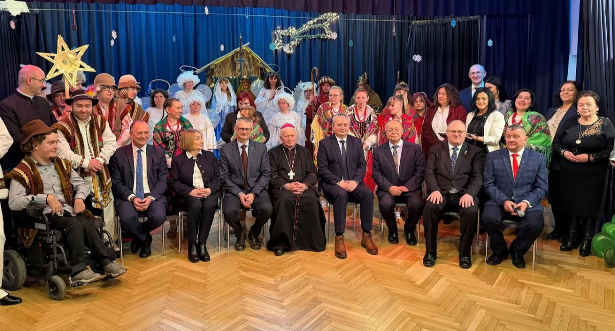 W jasełkach wzięło udział 29 podopiecznych Warsztatów Zajęciowych w Korytnikach. Na zdjęciu artyści w asyście zaproszonych gości./Fot. A.Wilgucki