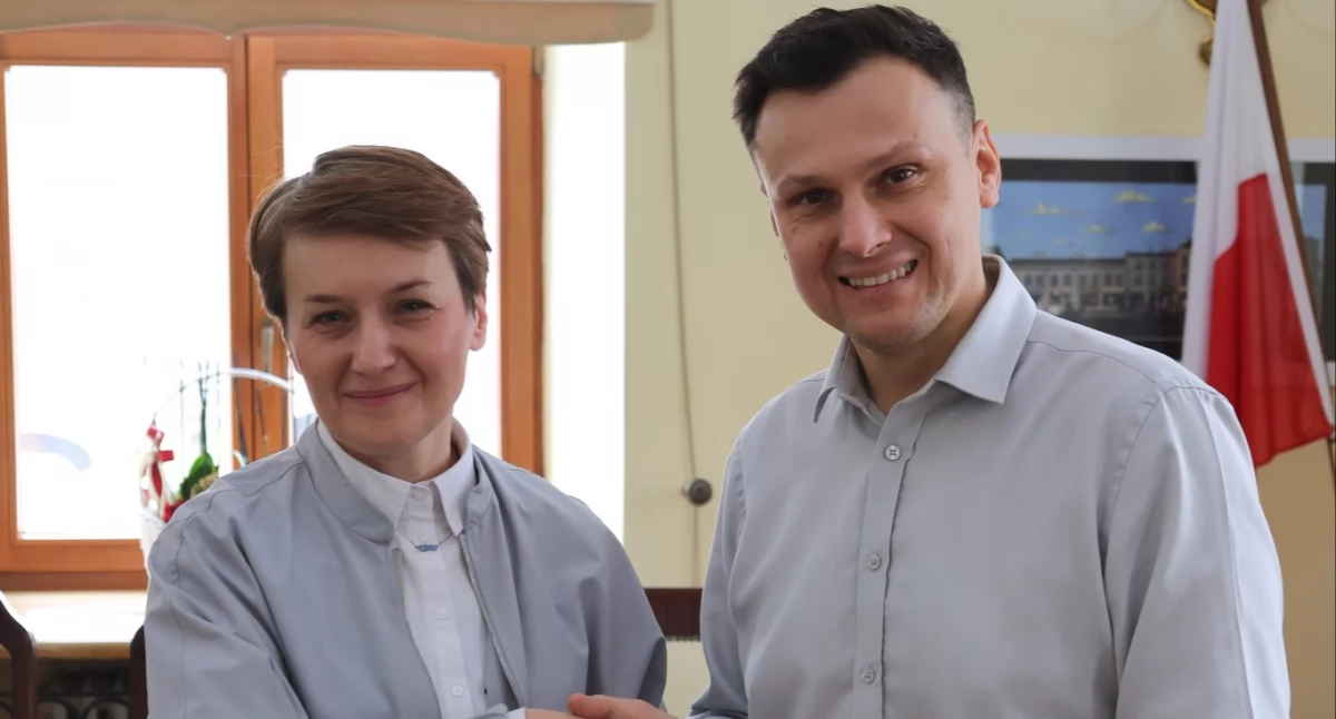Anna Sroka nominację odebrała z rąk burmistrza Jarosławia Marcina Nazarewicza, który życzył jej sukcesów w realizacji nowych inicjatyw oraz projektów kulturalnych./ FOT. UM Jarosław