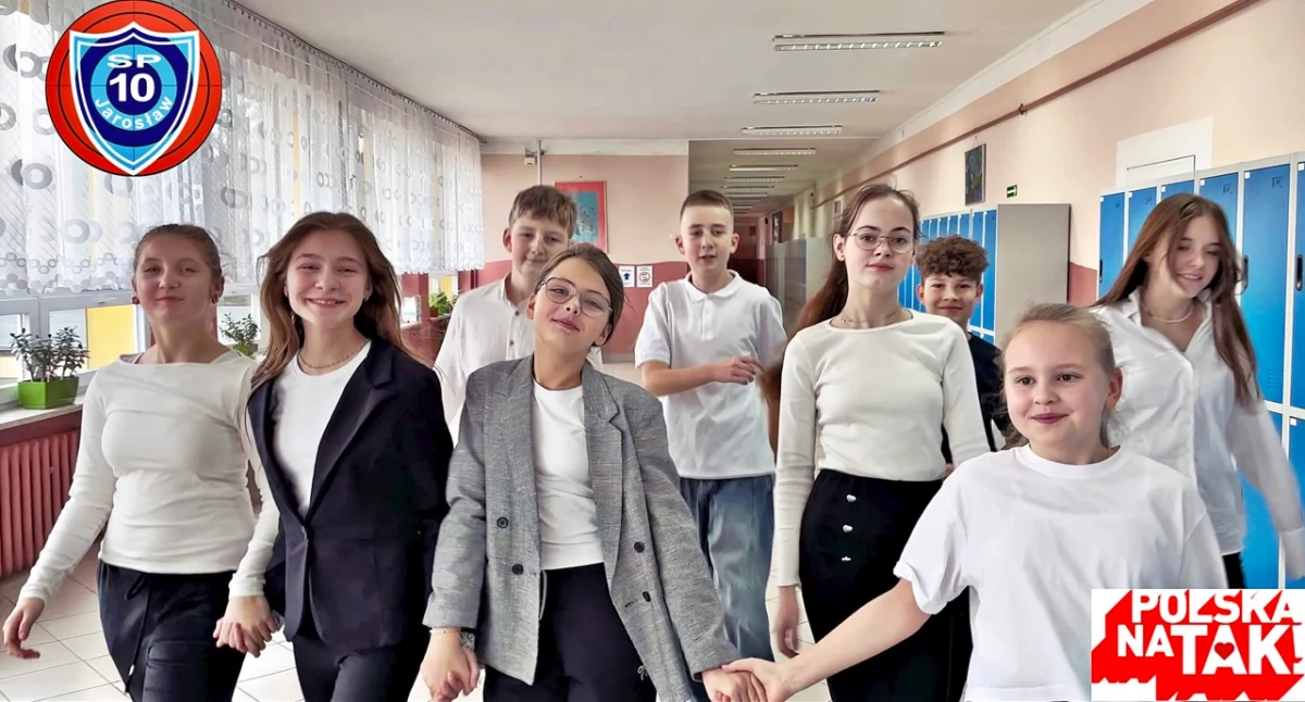 Szkoła Podstawowa nr 10 im. Wojska Polskiego w Jarosławiu znalazła się w gronie 11 laureatów ogólnopolskiej akcji „Polska na TAK!”. W projekcie wzięli udział uczniowie klasy VI a. Fot. SP 10 Jarosław