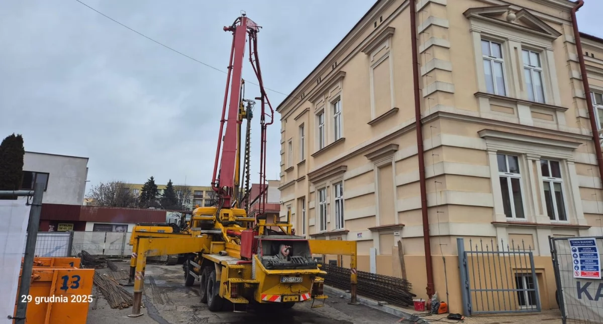 Państwowa Szkoła Muzyczna I stopnia im. Mieczysława Karłowicza w Przeworsku (na Podkarpaciu także w Krośnie) doczeka się nowej sali koncertowej. Prace przy budowie już trwają, a wykonawcą inwestycji jest firma Karpat-Bud. Fot. Karpat-Bud