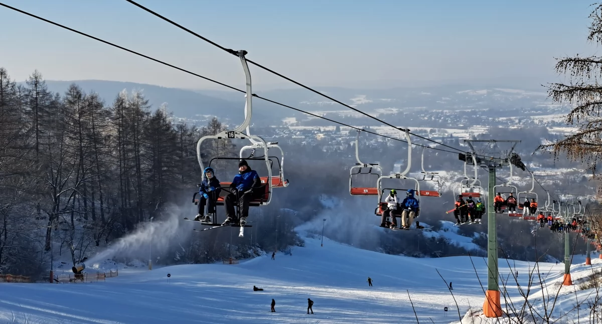 POSiR przypomina, że naśnieżanie może być prowadzone również w trakcie pracy stoku i zapewnia, że nikt nie celuje armatką prosto w klientów./ FOT. U. Gielo