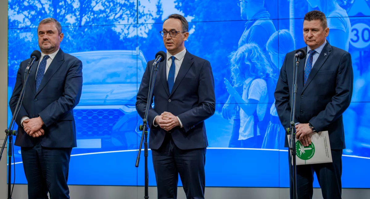 – Wyniki 2025 roku pokazują, że konsekwentne inwestycje, zmiany prawne i rosnąca świadomość uczestników ruchu przynoszą realne efekty. To solidna podstawa do dalszych działań na rzecz jeszcze bezpieczniejszych dróg w kolejnych latach – podsumował podczas konferencji minister Dariusz Klimczak (w środku)./Fot. Ministerstwo Infrastruktury