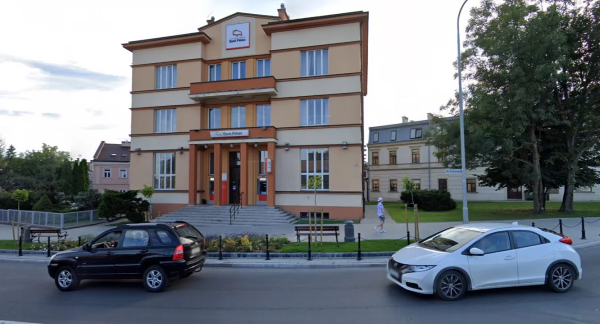 Jarosławski samorząd zainteresował się ofertą banku Pekao SA. Instytucja planuje zamienić dotychczasowe lokum na nowe, w związku z czym zabytkowy budynek wystawiła na sprzedaż. Mógłby się do niego przenieść MOPS, dla którego miasto wynajmuje pomieszczenia od PKP./ FOT. Google Maps