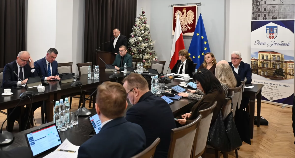 – Zajęcia w liceum utworzonym w strukturze Zespołu Szkół Spożywczych i Biznesowych będą prowadzone przez nauczycieli w nim zatrudnionych, posiadających kwalifikacje wymagane do nauczania na poziomie licealnym – wyjaśnił na sesji starosta K. Dziukiewicz./ FOT. Starostwo Powiatowe w Jarosławiu