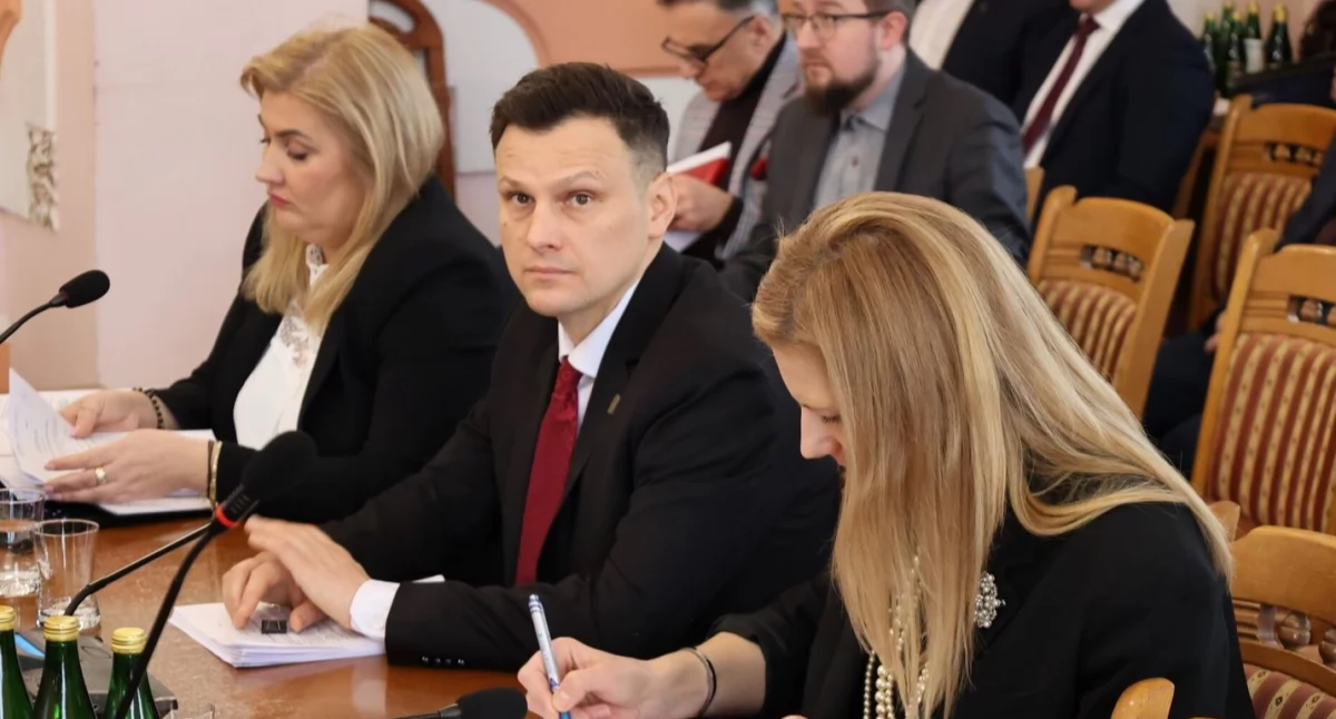 Miasto Jarosław będzie współpracować z powiatem przy projekcie zakładającym  przebudowę i zmianę sposobu użytkowania budynku przy ul. Tarnowskiego 1. Partnerstwo z powiatem w tym zakresie było przedmiotem dyskusji na ostatniej sesji. – Nie ma dla mnie znaczenia, kto jest właścicielem obiektów na terenie miasta. Naszym zadaniem jest dbanie o to, by mogli się w nich rozwijać nasi mieszkańcy i by te obiekty były w jak najlepszym stanie technicznym i dawały jak największe możliwości – mówił burmistr