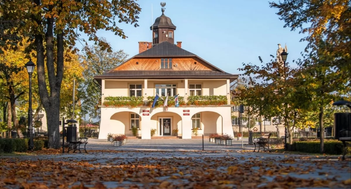 Obecna siedziba władz miejskich w Narolu, stanowiąca obiekt o szczególnej wartości historycznej i architektonicznej, po modernizacji zyskać ma nowy blask./ FOT. UMiG Narol