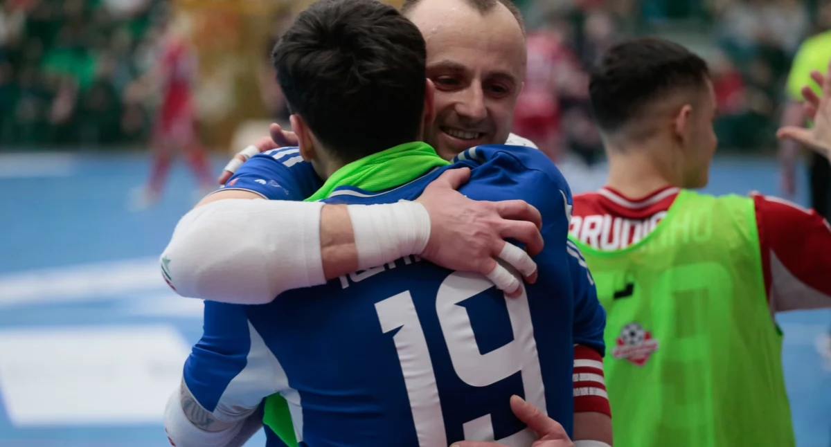 Do absolutnej rzadkości należy, aby w jednym meczu dwaj bramkarze jednej drużyny wpisali się na listę strzelów. W Texom Eurobusie Przemyśl wszystko jest jednak możliwe. Zarówno Krzysztof Iwanek (tyłem), jak i Roman Koltok dokonali tego w meczu z zespołem z Leszna. Fot. Texom Eurobus Przemyśl
