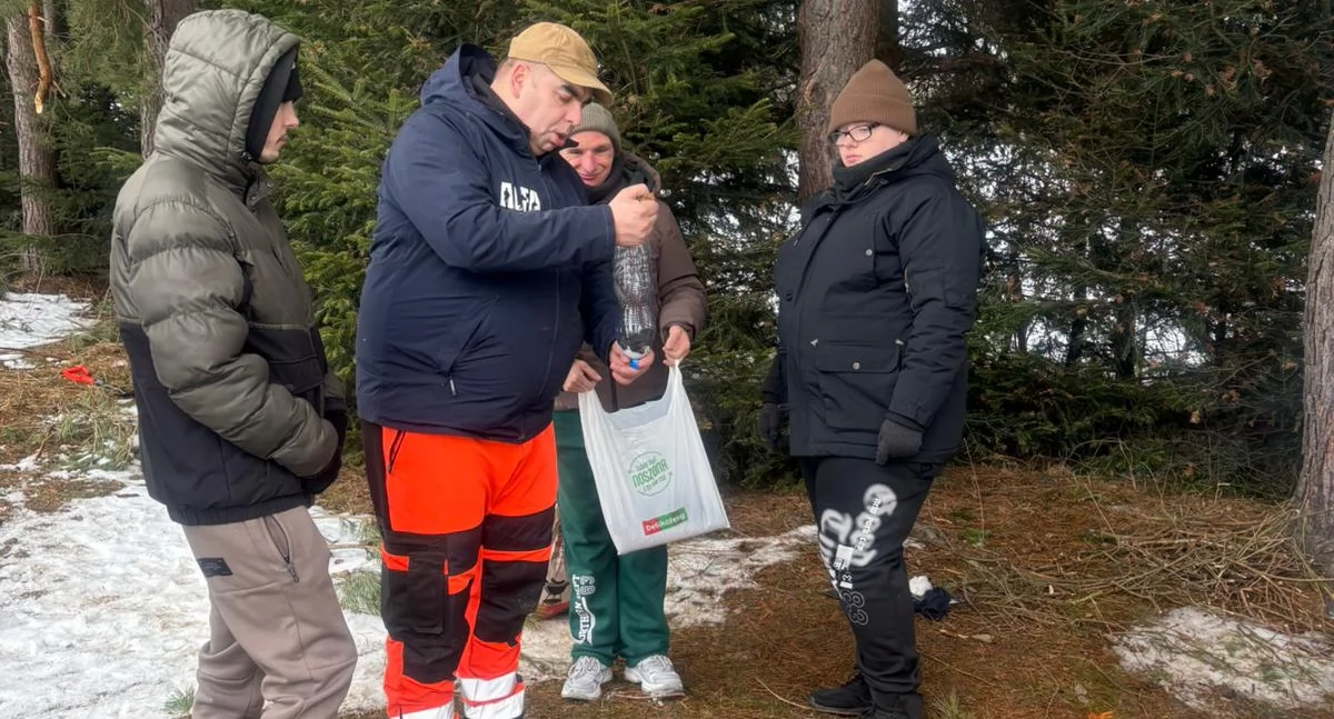 Mieszkańcy DPS uczyli się m.in. organizacji obozowiska, rozpalania ognia i poruszania się w terenie./Fot. CARITAS