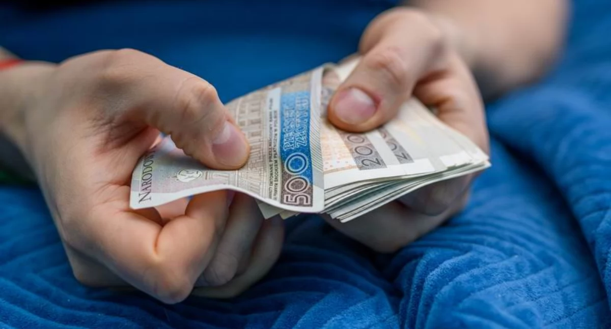 Kobieta, działając pod wpływem zapewnień o szybkim zarobku, przelewała coraz wyższe kwoty z własnych środków. Zamiast zysku, finalnie doczekała się jedynie kłopotów finansowych./ FOT. ZW