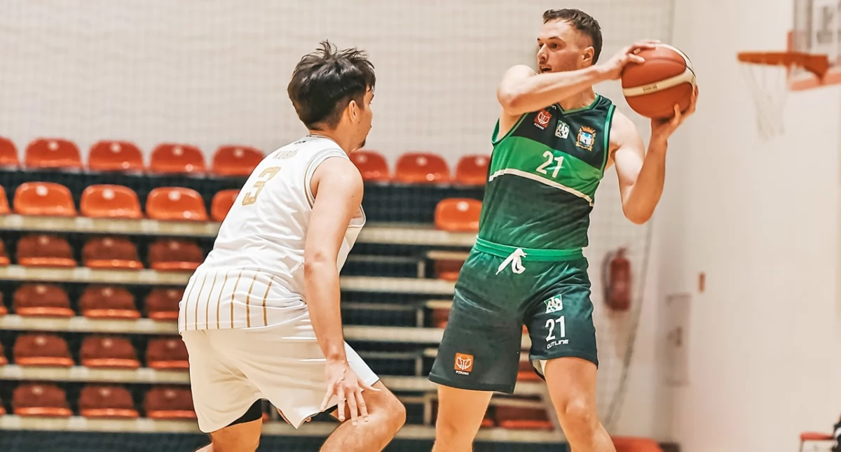 Hubert Kurek (z piłką) walnie przyczynił się do wygranej AZS PANS Jarosław z Basketem Hills Bielsko-Biała. Fot. Resovia Rzeszów