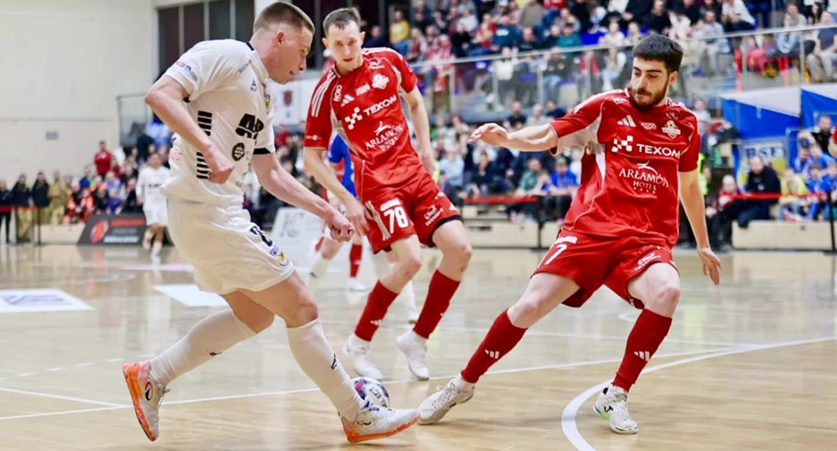 Lider FOGO Futsal Ekstraklasy nie miał żadnych problemów z wywiezieniem kompletu punktów z Bochni. Z prawej Tiago Correia, w środku autor 100. bramki dla Texom Eurobusu Przemyśl w tym sezonie Danił Abakszyn. Fot. BSF ABJ Bochnia