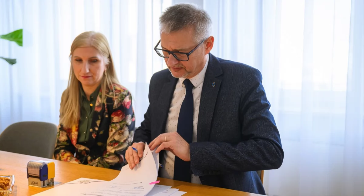 Dzięki pozyskanej dotacji w dwóch miejskich przedszkolach w Przemyślu powstaną oddziały żłobkowe, co da łącznie 35 miejsc opieki dla maluchów do lat 3. Umowę gwarantującą przyznanie środków podpisał w siedzibie samorządu województwa wiceprezydent Krzysztof Majcher./ FOT. J. Żygadło PUW Rzeszów