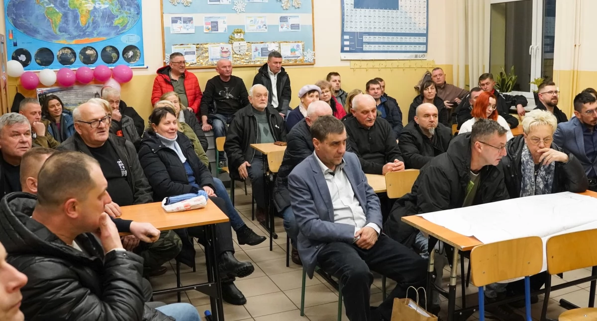 Na spotkaniu z mieszkańcami dzielnicy nr 7 sporo uwagi poświęcono problemom związanym z procedurą projektową. A te to m.in. nieruchomości o nieuregulowanym stanie prawnym, brak zgód właścicieli działek na wejście w ich teren, ale też kwestie związane z proponowaną trasą przebiegu sieci kanalizacyjnej – wiele z nich jest spornych. / FOT. PWik Jarosław