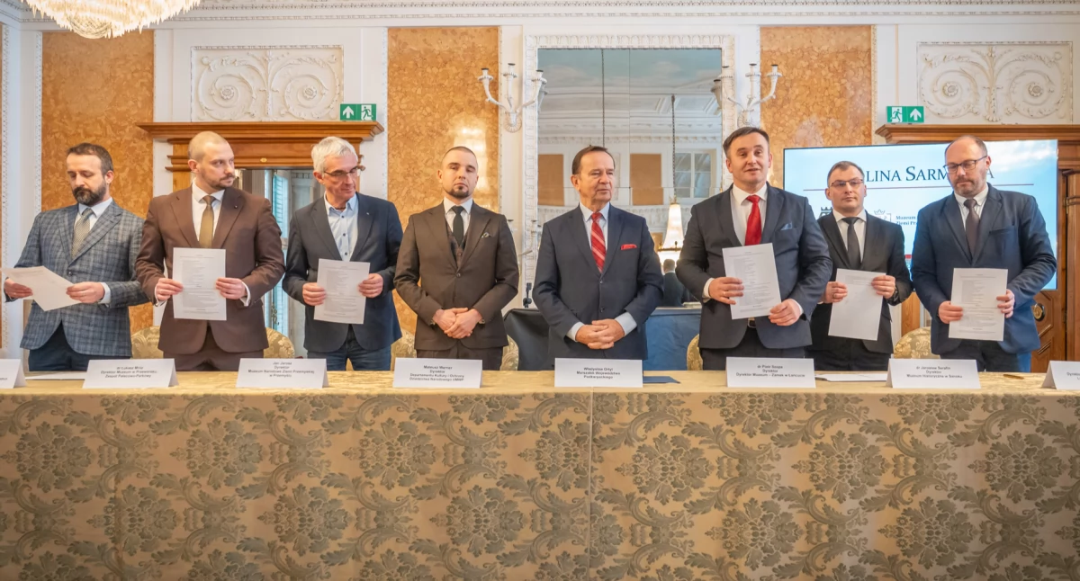Sygnatariuszami dokumentu, który przypieczętowuje porozumienie, byli: reprezentujący Muzeum w Jarosławiu Kamienica Orsettich Piotr Kaplita (kierownik Działu Edukacji i Upowszechniania), dyrektor Muzeum w Przeworsku Zespołu Pałacowo-Parkowego Łukasz Mróz, szefujący Muzeum Narodowego Ziemi Przemyskiej w Przemyślu Jan Jarosz, dyrektor Muzeum – Zamku w Łańcucie dr Piotr Szopa, dyrektor Muzeum Historycznego w Sanoku dr Jarosław Serafin oraz szef Muzeum Budownictwa Ludowego w Sanoku Marcin Krowiak. Po