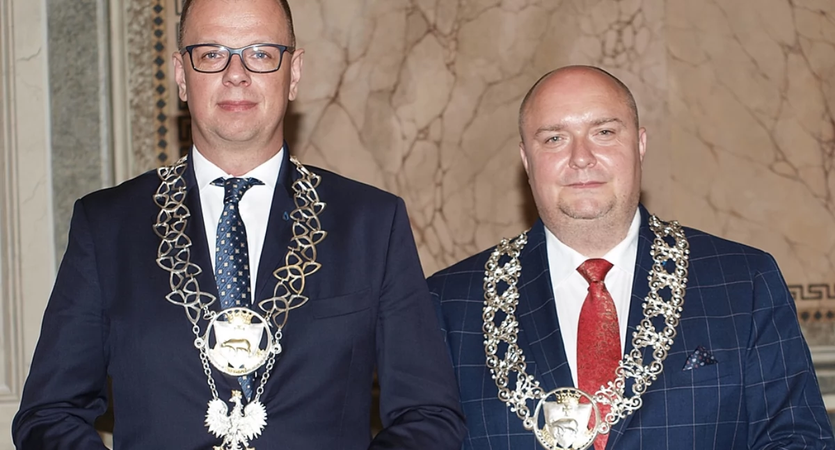 Po wypowiedzi radnej Moniki Jaworskiej przewodniczący Rady Miejskiej Marcin Kowalski (z prawej) zapytał zastępcę prezydenta B. Barszczaka, czy chciałby się do jej wypowiedzi  ustosunkować. Na to odezwał się prezydent Wojciech Bakun, że on chce. Został jednak „zgaszony” przez M. Kowalskiego słowami: „Ale ja, panie prezydencie, jeszcze nie udzieliłem panu głosu. Pytam pana prezydenta Barszczaka, czy chciałby się odnieść?”. To wyraźnie poirytowało W. Bakuna, który odrzekł, że oto nastały nowe stand