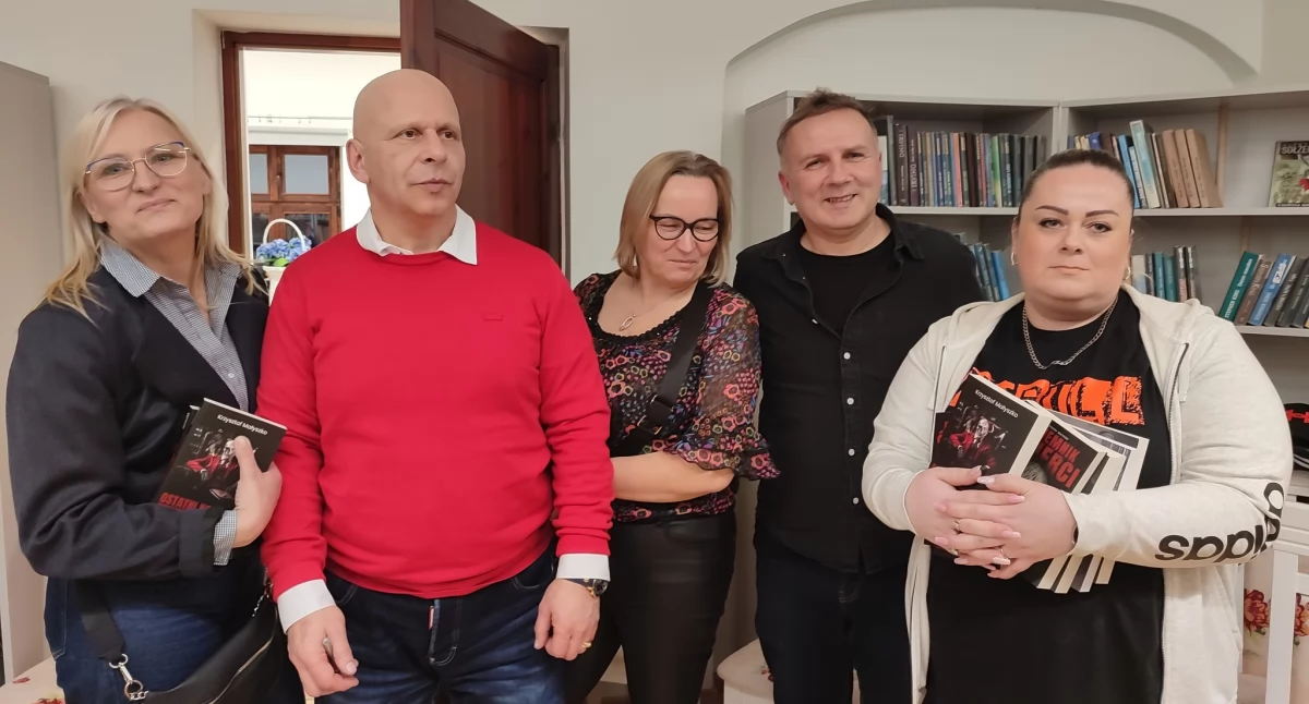 Na spotkaniu w Medyce obecni byli m.in. pisarz Zbigniew Masternak, który sprawował opiekę literacką nad wcześniejszymi publikacjami K. Małyszki, Maria Prochaska i Marek Prochaska – aktorzy przemyskiego teatru „Fredreum”, krakowska ekipa z TVN24, na czele z dziennikarką Beatą Biel, koledzy więźniowie, opiekunowie, rodzina, przyjaciele i ci, którzy po prostu byli ciekawi kontrowersyjnej postaci autora./ FOT. Stowarzyszenie Przyjaciół Ziemi Medyckiej