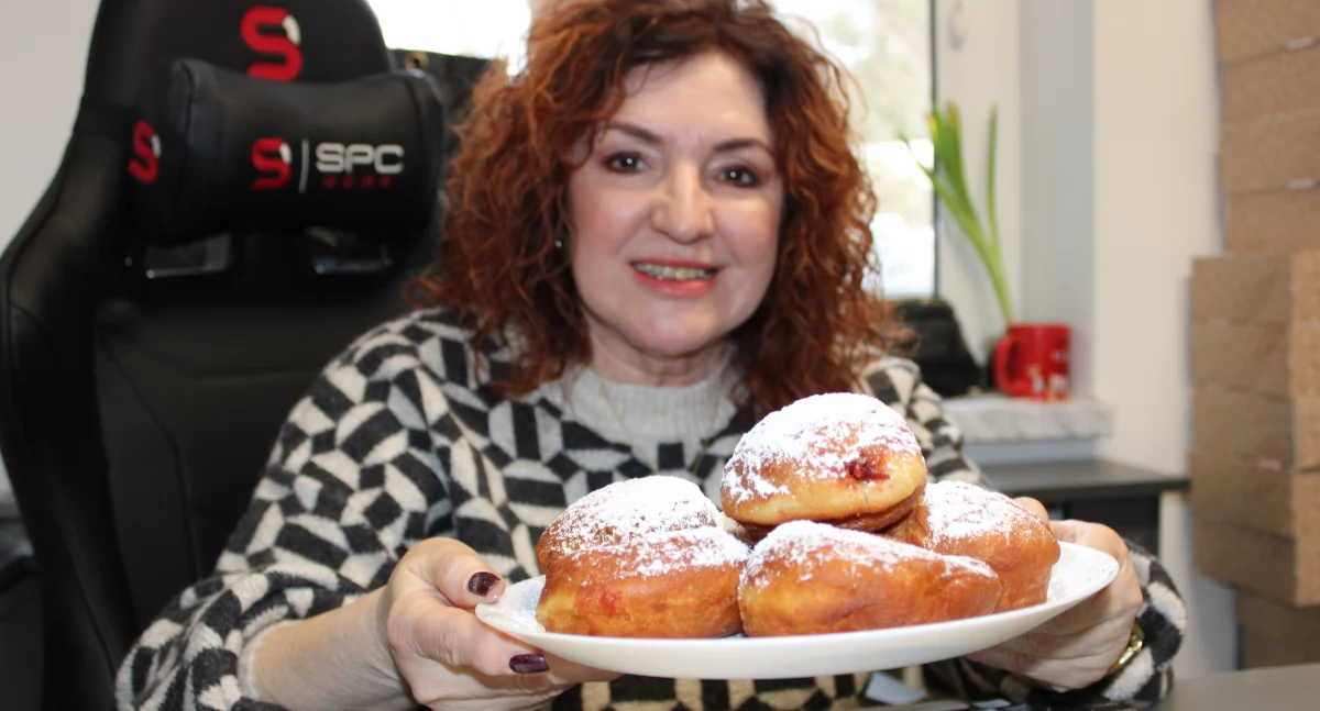Głównodowodząca pączkową inicjatywą Zofia Zwolińska jest pełna podziwu dla zaangażowania swoich pracownic. – Pierwsza edycja akcji wystartowała 7 lat temu. Od tamtej pory kontynuujemy dzieło. Cieszymy się, że pomysł się przyjął – mówi./ FOT. U. Gielo